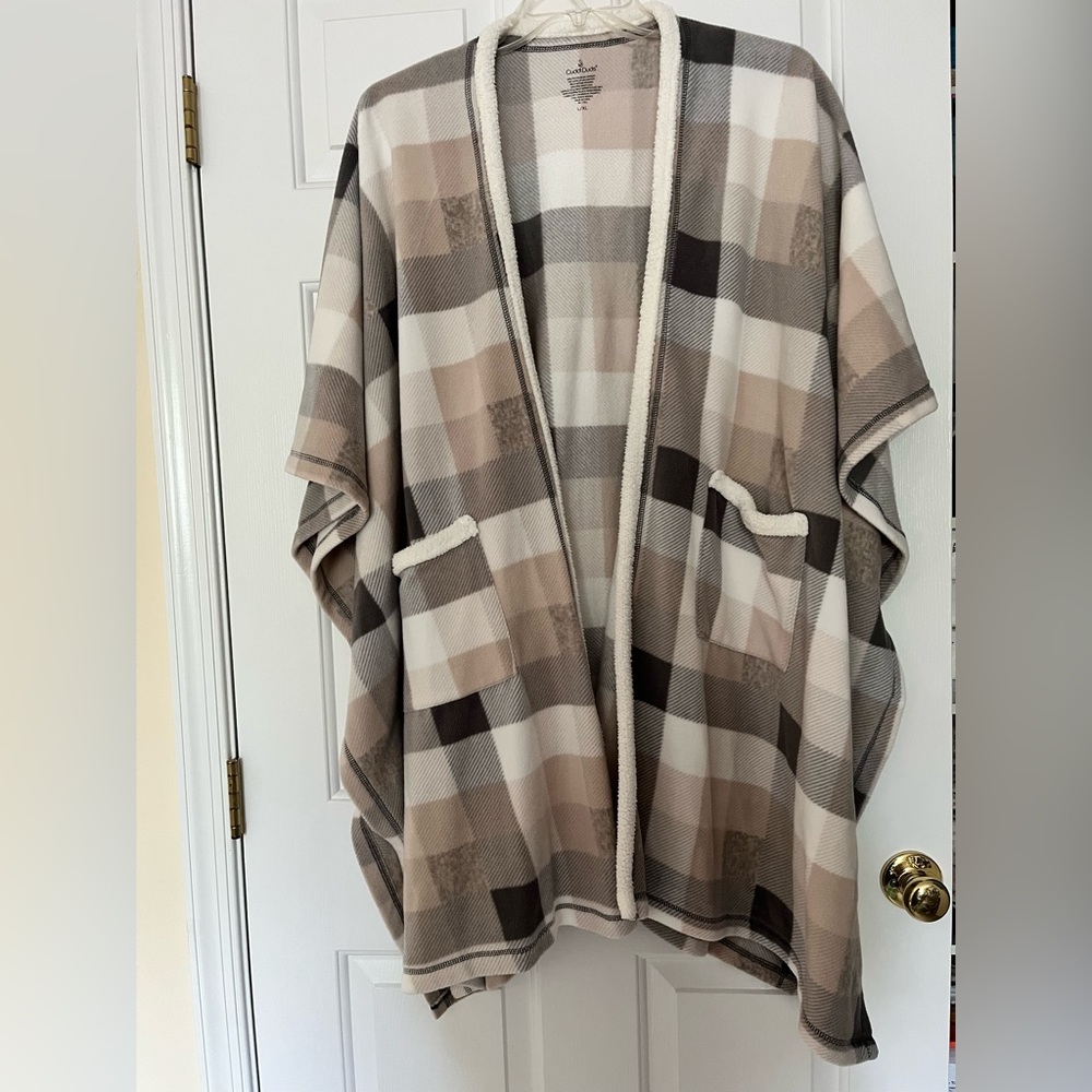 Cuddle Duds, Fleece wear Blanket Wrap with Pockets   L/XL. Tan/Black plaid